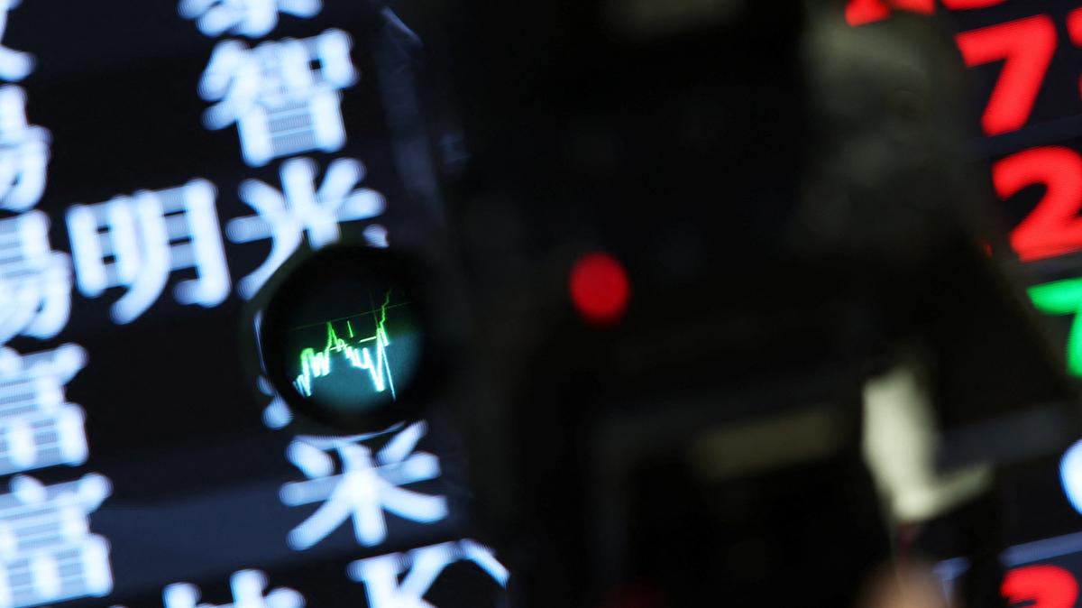 The TAIEX index is pictured through a camera viewfinder at the Taiwan Stock Exchange in Taipei, Taiwan April 21, 2026.  REUTERS/Edgar Su