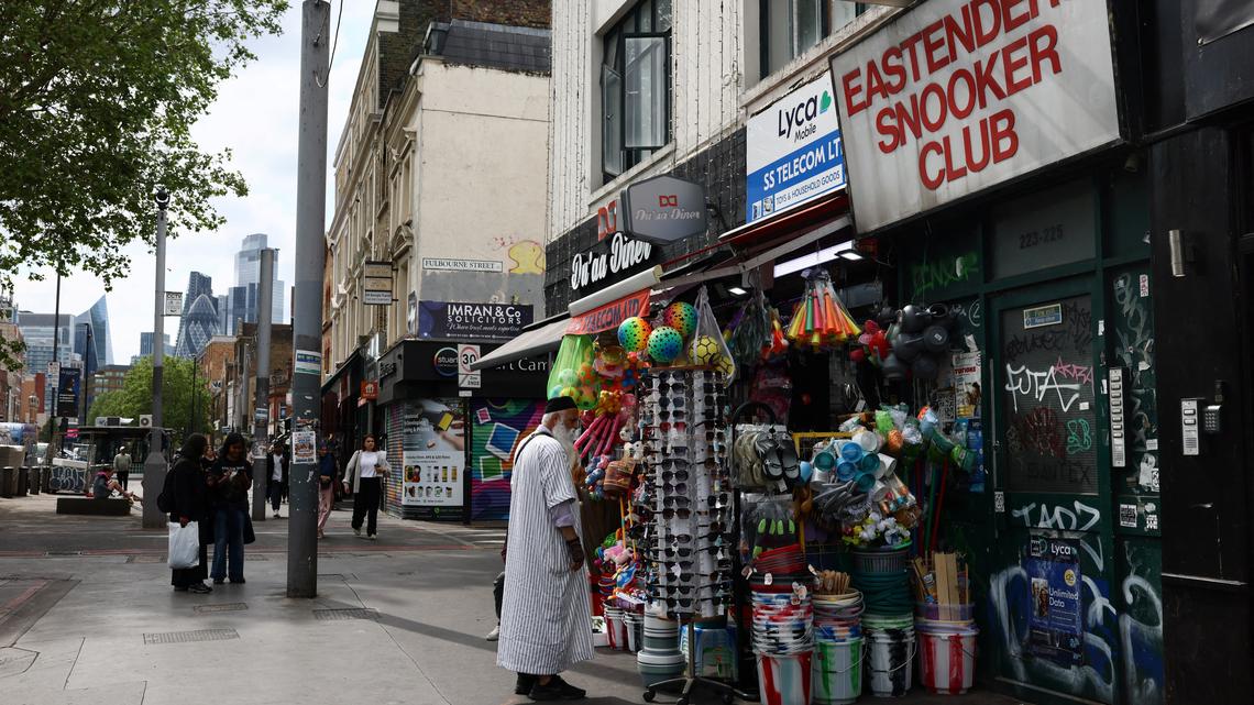 UK consumer services sector sentiment falls to lowest in over a year 