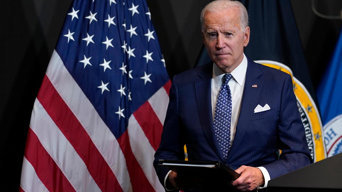 El presidente Joe Biden luego de pronunciar un discurso en la Oficina del Director Nacional de Inteligencia, en McLean, Virginia, el martes 27 de julio de 2021. (AP Foto/Susan Walsh)