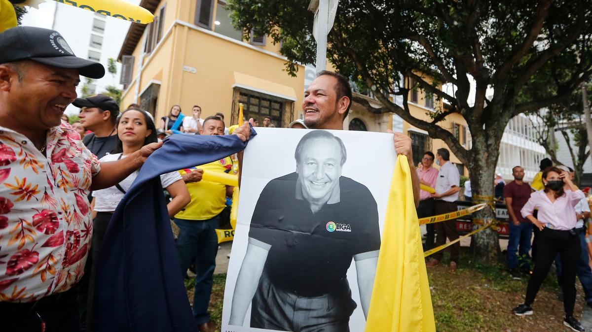 Partidarios de Rodolfo Hernández, candidato presidencial por la Liga de Gobernadores Anticorrupción, celebran mientras escuchan resultados parciales favorables de las elecciones, en su sede en Bucaramanga, Colombia, el domingo 29 de mayo de 2022. (Foto AP/Mauricio Pinzón)