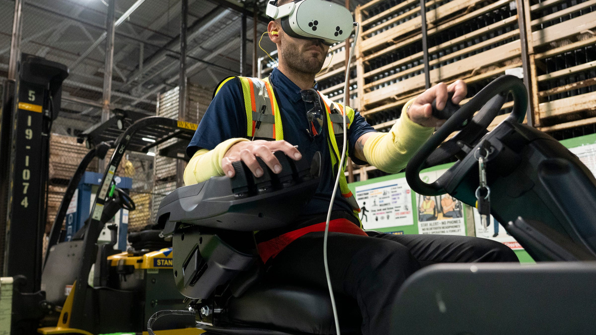 Stellantis uses this virtual reality tech to train forklift drivers ...