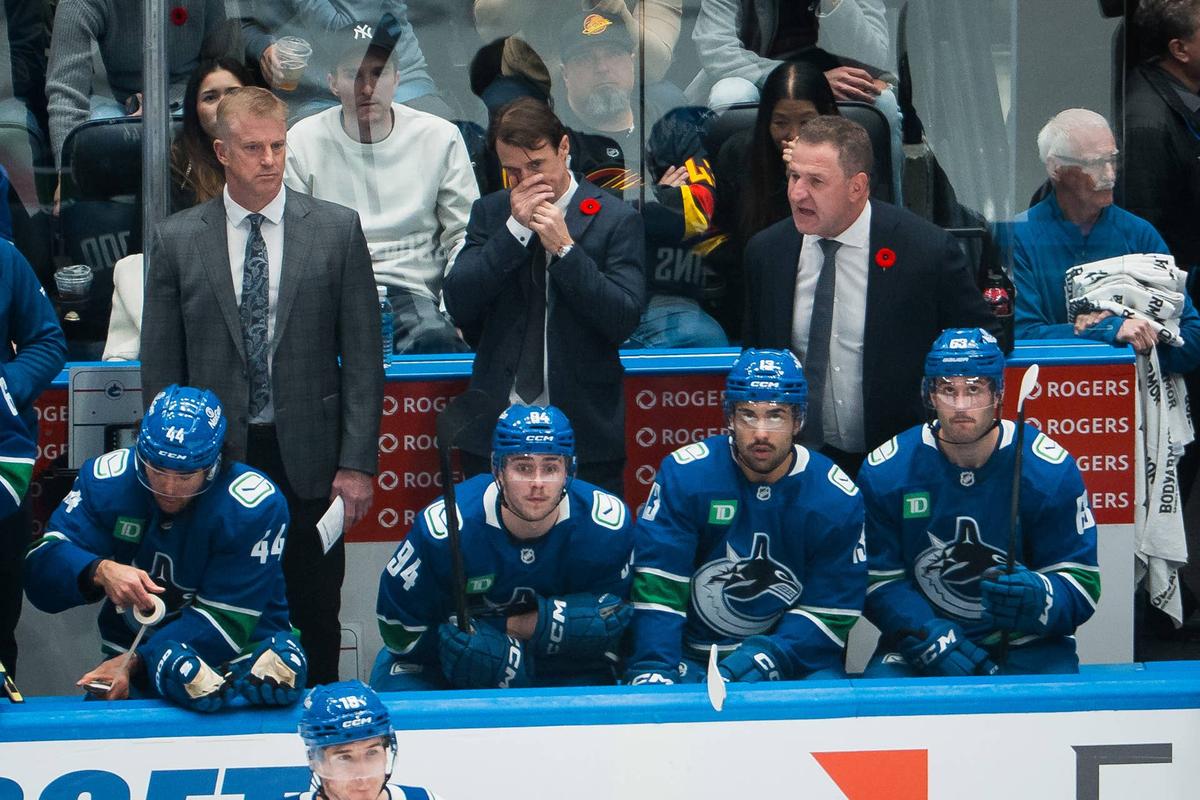  Vancouver Canucks assistant coach Kevin Dean and assistant coach Brett McLean and head coach Adam Foote on the bench with forward Kiefer Sherwood (44) and forward Linus Karlsson (94) and forward Arshdeep Bains (13) and forward Max Sasson (63) against the Winnipeg Jets in the third period at Rogers Arena. Bob Frid-Imagn Images