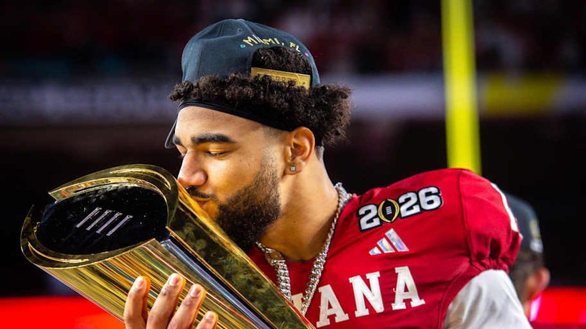 Indiana's Elijah Sarratt (13) kisses the trophy after the College Football Playoff National Championship college football game at Hard Rock Stadium in Miami Gardens on Monday, Jan. 19, 2026. | Rich Janzaruk/Herald-Times / USA TODAY NETWORK via Imagn Images 