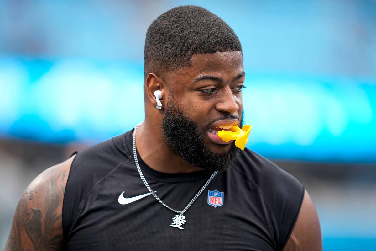  Los Angeles Rams linebacker Jared Verse (8) during pregame warm ups before the NFC Wild Card Round game against the Carolina Panthers. Jim Dedmon-Imagn Images