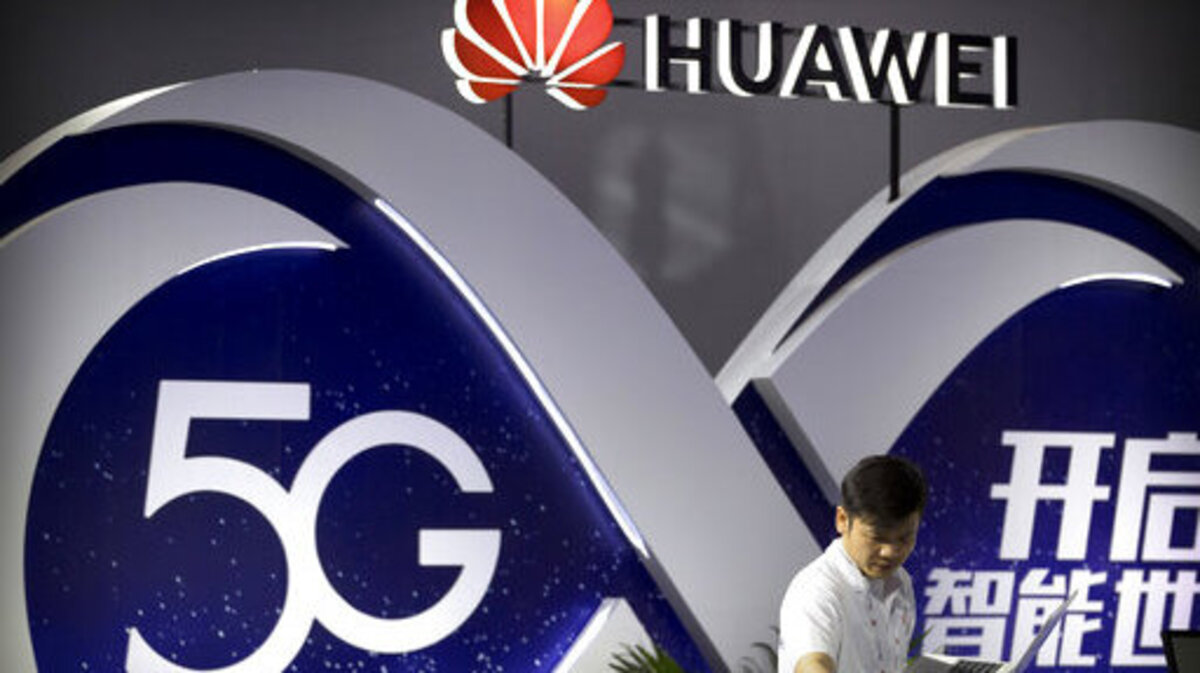 ARCHIVO- En esta fotografía del 26 de septiembre de 2018 una persona utiliza una laptop en una exhibición de la tecnología inalámbrica 5G de la compañía china Huawei, en Beijing.