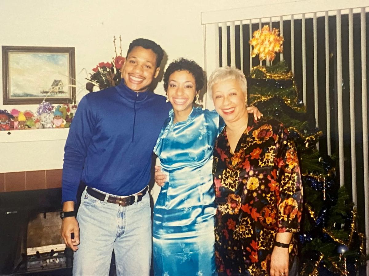 Dawn Michelle Hunt, American woman who was sentenced to life in a Chinese prison after her family says she fell victim to a drug trafficking scheme in 2014, poses for a photo with her mother and older brother in Chicago, Illinois, U.S., in 1991. Hunt Family/Handout via REUTERS