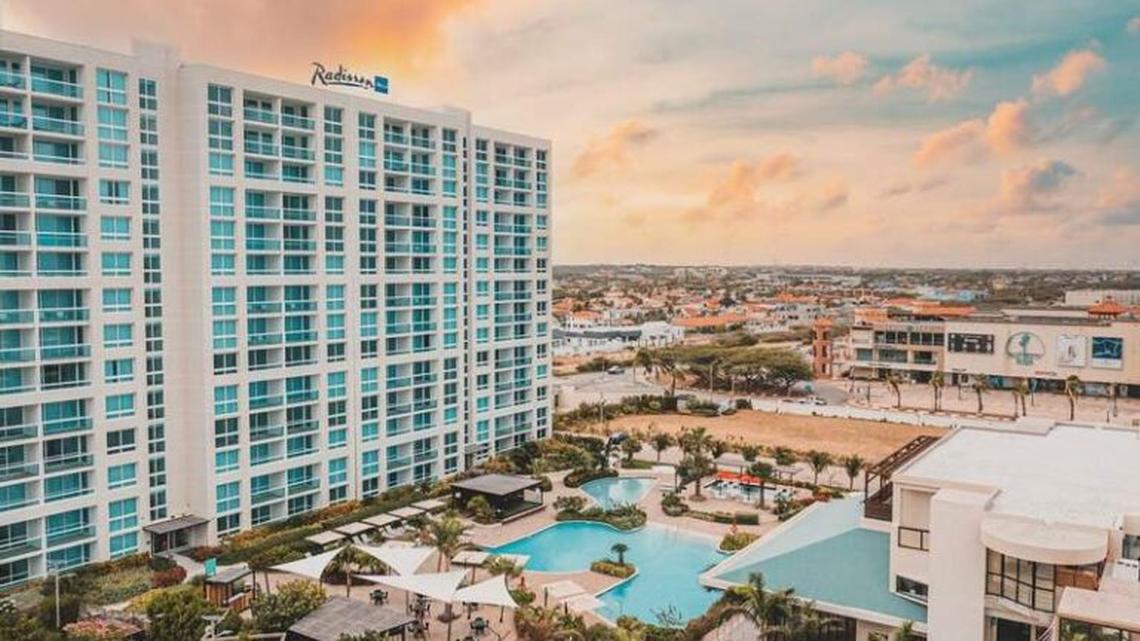 You Don't Have to Stay Beachfront for a Romantic Aruba Getaway 