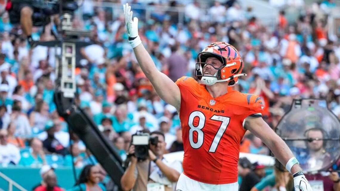 Burrow throws four touchdowns as Bengals hold off Dolphins