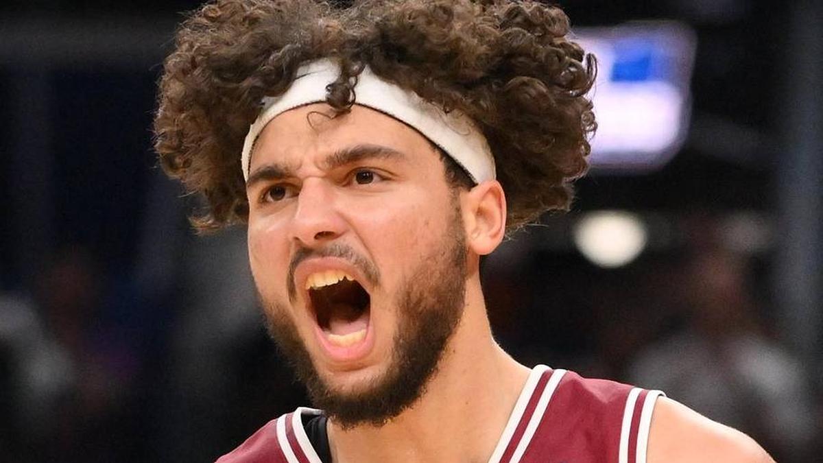  Mar 20, 2026; St. Louis, MO, USA; Santa Clara Broncos forward Allen Graves (22) reacts after making a basket against the Kentucky Wildcats during the second half of a first round game of the men's 2026 NCAA Tournament at Enterprise Center. Mandatory Credit: Jeff Curry-Imagn Images | Jeff Curry-Imagn Images 
