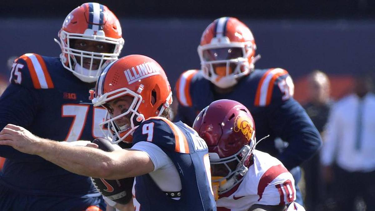  Sep 27, 2025; Champaign, Illinois, USA; Illinois Fighting Illini quarterback Luke Altmyer (9) tries to elude the tackle of Southern California Trojans defensive end Braylan Shelby (10) during the second half at Memorial Stadium. Mandatory Credit: Ron Johnson-Imagn Images | Ron Johnson-Imagn Images 