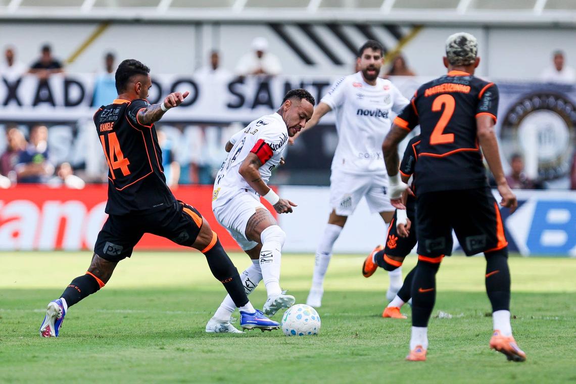  Neymar Junior fights for the ball with Raniele of Corinthians during the Brasileirao 2026 match between Santos and Corinthians. Photo by Ricardo Moreira/Getty Images