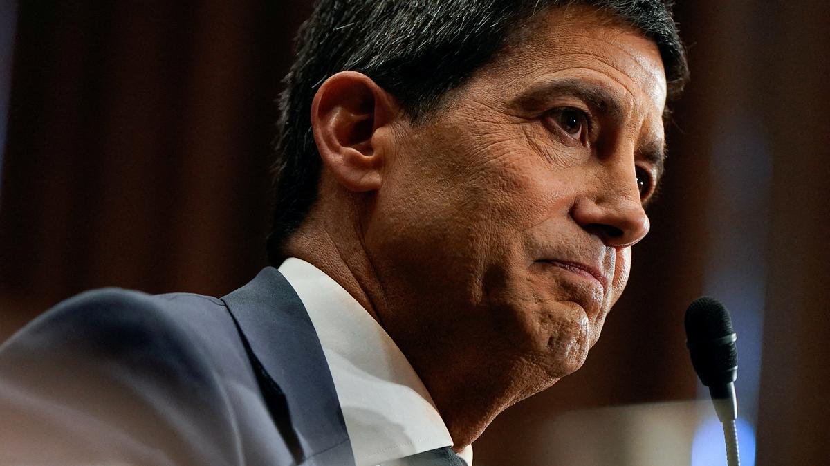 FILE PHOTO: Kevin Warsh, U.S. President Donald Trump's nominee to be next chair of the Federal Reserve, attends a Senate Banking Committee confirmation hearing to testify, on Capitol Hill in Washington, D.C., U.S., April 21, 2026. REUTERS/Elizabeth Frantz/File Photo