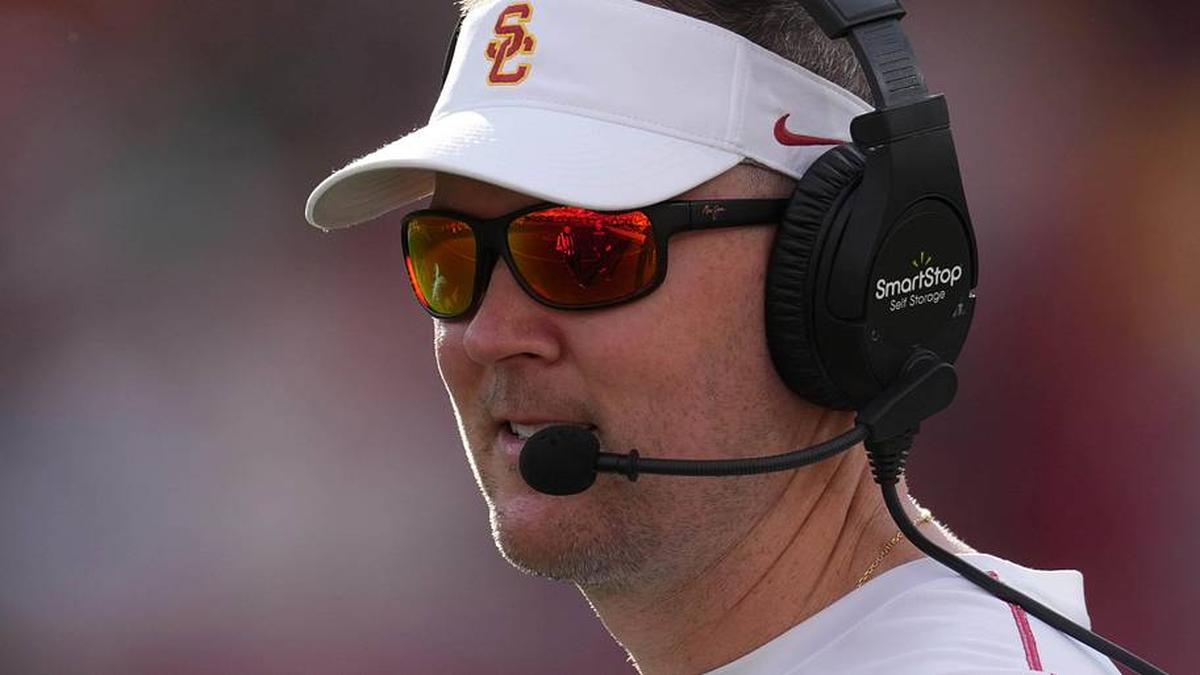  Nov 30, 2024; Los Angeles, California, USA; Southern California Trojans head coach Lincoln Riley reacts against the Notre Dame Fighting Irish in the second half at United Airlines Field at Los Angeles Memorial Coliseum. Mandatory Credit: Kirby Lee-Imagn Images | Kirby Lee-Imagn Images 