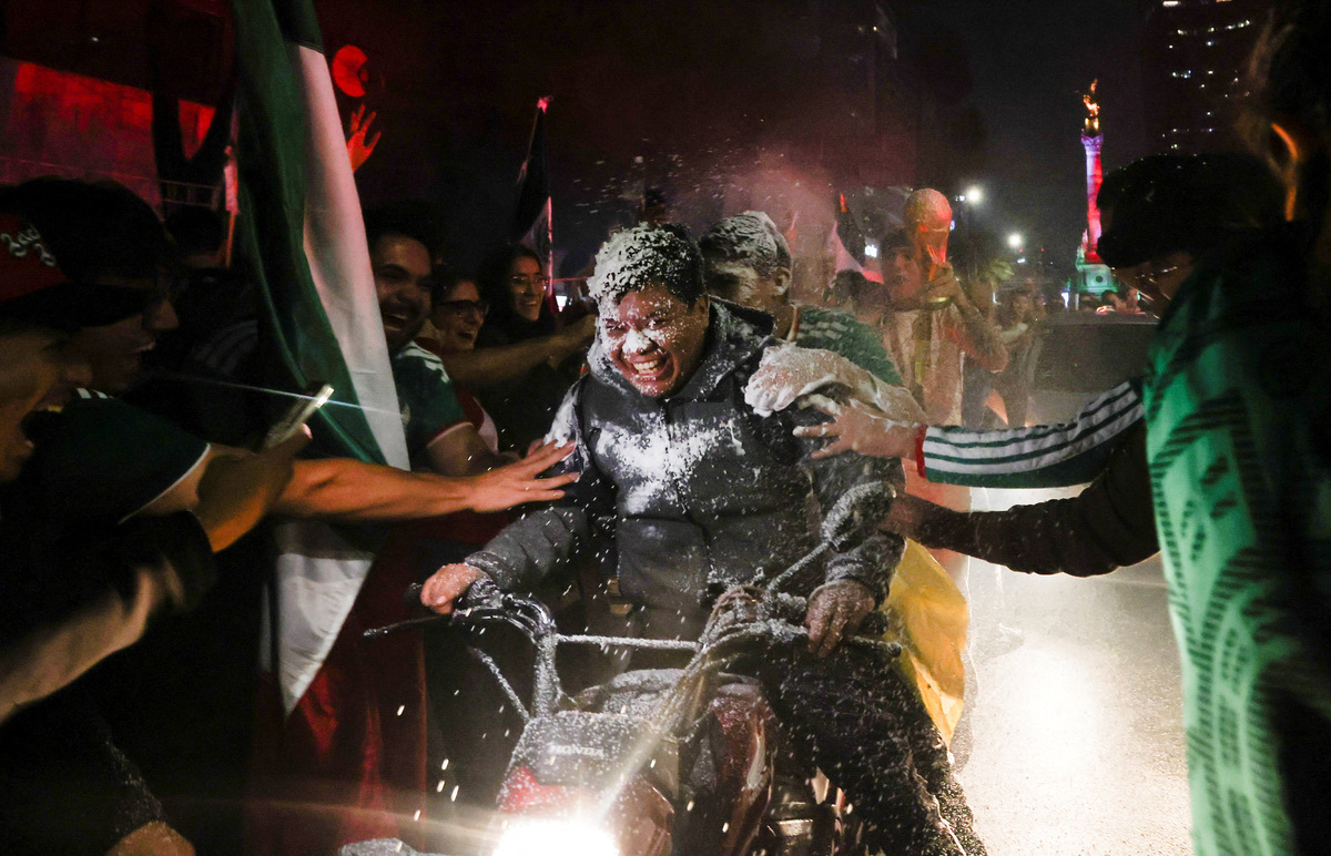 Fans celebrate near the Angel of Independence after Mexico won the 2026 FIFA World Cup match against South Korea, in Mexico City, Mexico, June 18, 2026. REUTERS/Quetzalli Nicte-Ha