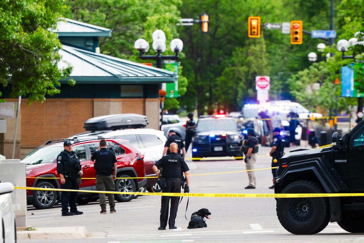 Agentes de seguridad en el lugar de un ataque en el centro comercial Pearl Street Mall en Boulder, Colorado, el domingo 1 de junio de 2025. Varias personas sufrieron quemaduras y otras lesiones en el centro de Boulder, Colorado, el domingo por la tarde, informaron las autoridades, tras un ataque contra un grupo que concientizaba sobre la situación de los rehenes israelíes retenidos en Gaza.