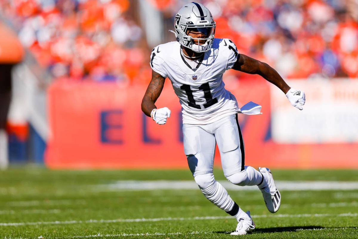  DENVER, CO - OCTOBER 17: Wide receiver Diontae Spencer #11 of the Denver Broncos runs a route during the first half against the Denver Broncos at Empower Field at Mile High on October 17, 2021 in Denver, Colorado. (Photo by Justin Edmonds/Getty Images) 