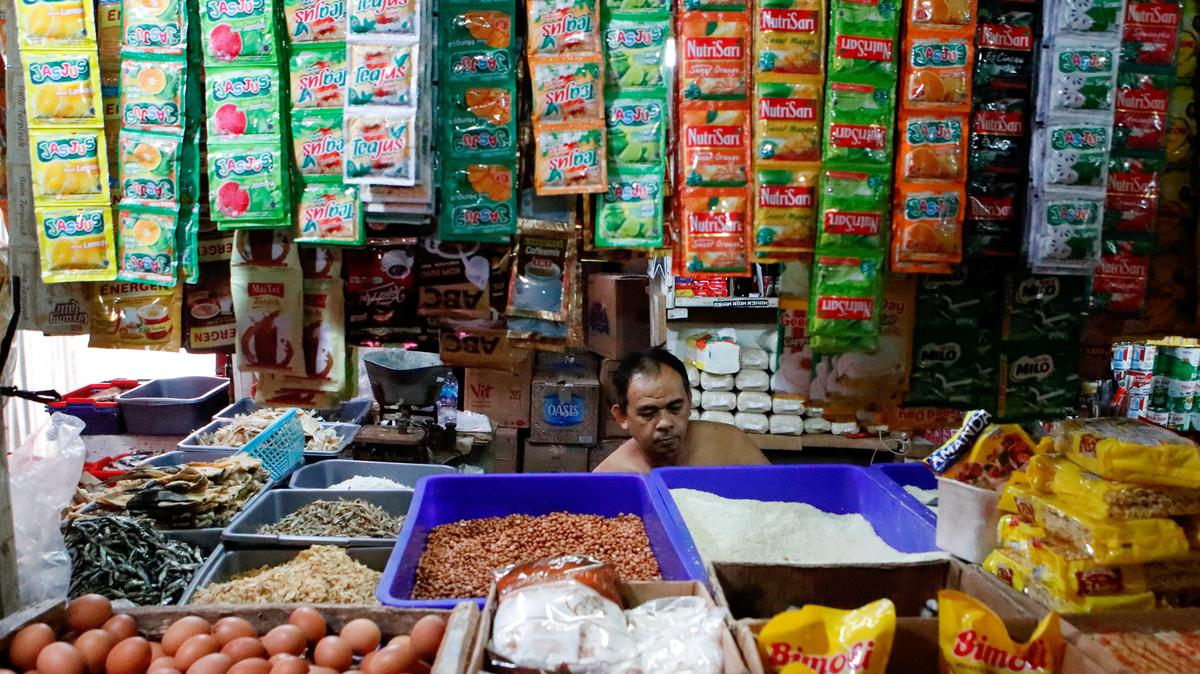 A vendor waits for customers at a traditional market in Jakarta, Indonesia, January 2, 2023. REUTERS/Ajeng Dinar Ulfiana