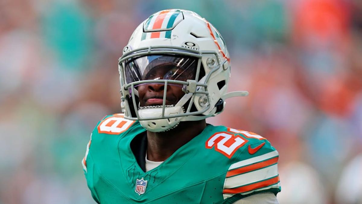  Dec 21, 2025; Miami Gardens, Florida, USA; Miami Dolphins running back De'Von Achane (28) reacts after scoring a touchdown during the first quarter against the Cincinnati Bengals at Hard Rock Stadium. Mandatory Credit: Sam Navarro-Imagn Images | Sam Navarro-Imagn Images 