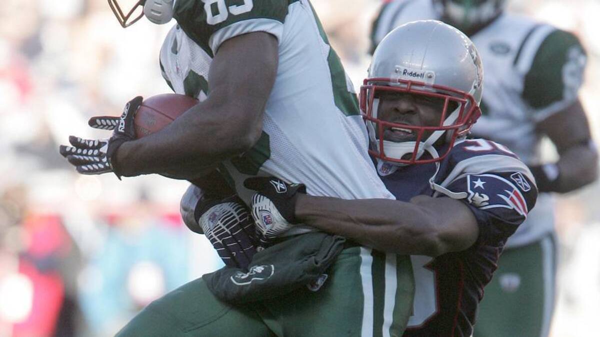 Jan 07, 2006; Foxborough, MA, USA; New York Jets wide receiver (89) Jerricho Cotchery is taken down by New England Patriots defensive back (38) Ray Mickens in the 2nd quarter of the AFC Wild Card playoff game at Gillette Stadium. Mandatory Credit: David Butler II-Imagn Images Copyright © David Butler II | David Butler II-Imagn Images 