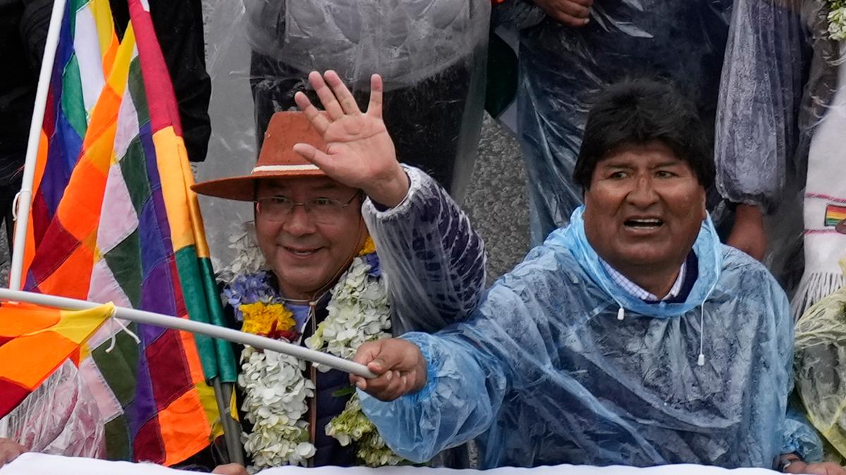 El presidente de Bolivia, Luis Arce, a la izquierda, camina con el expresidente Evo Morales durante una marcha denominada “Marcha por la Patria”, en El Alto, Bolivia, el lunes 29 de noviembre de 2021. (AP Foto/Juan Karita)