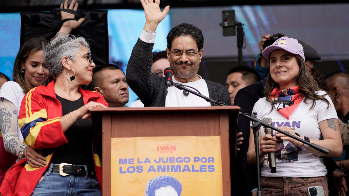 FILE PHOTO: Colombian leftist presidential candidate Ivan Cepeda waves during his closing campaign rally and ahead of the June 21 runoff against right-wing candidate Abelardo De La Espriella, in Bogota, Colombia, June 13, 2026. REUTERS/Sergio Acero/File Photo