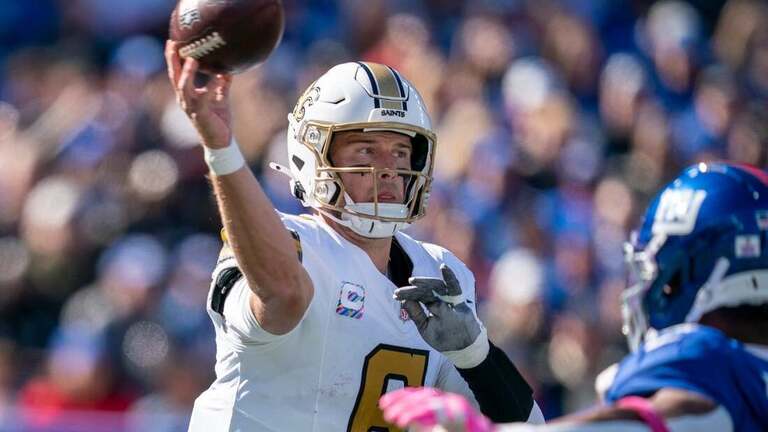 Saints build big lead, then need to hold off Giants for win 