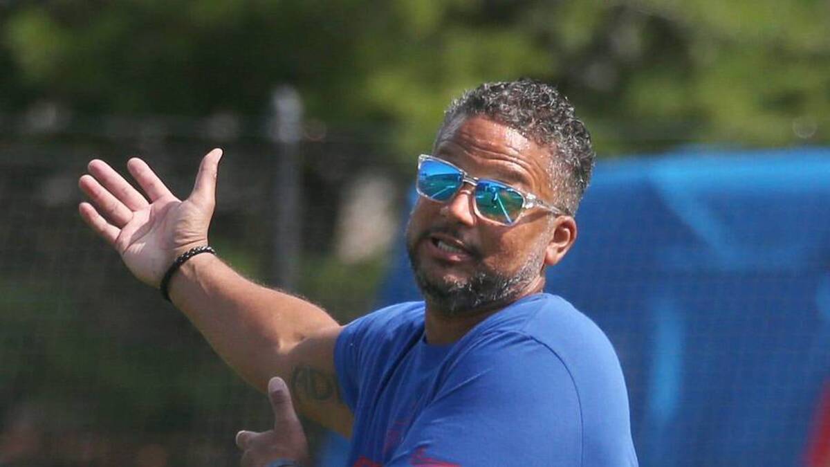  Former Bills linebackers coach, and current Las Vegas Raiders Senior Defensive Assistant, Al Holcomb talks with Terrel Bernard during drills during day three of the Buffalo Bills training camp at St. John Fisher University in Pittsford, Friday, July 26, 2024. | Shawn Dowd/Rochester Democrat and Chronicle / USA TODAY NETWORK 