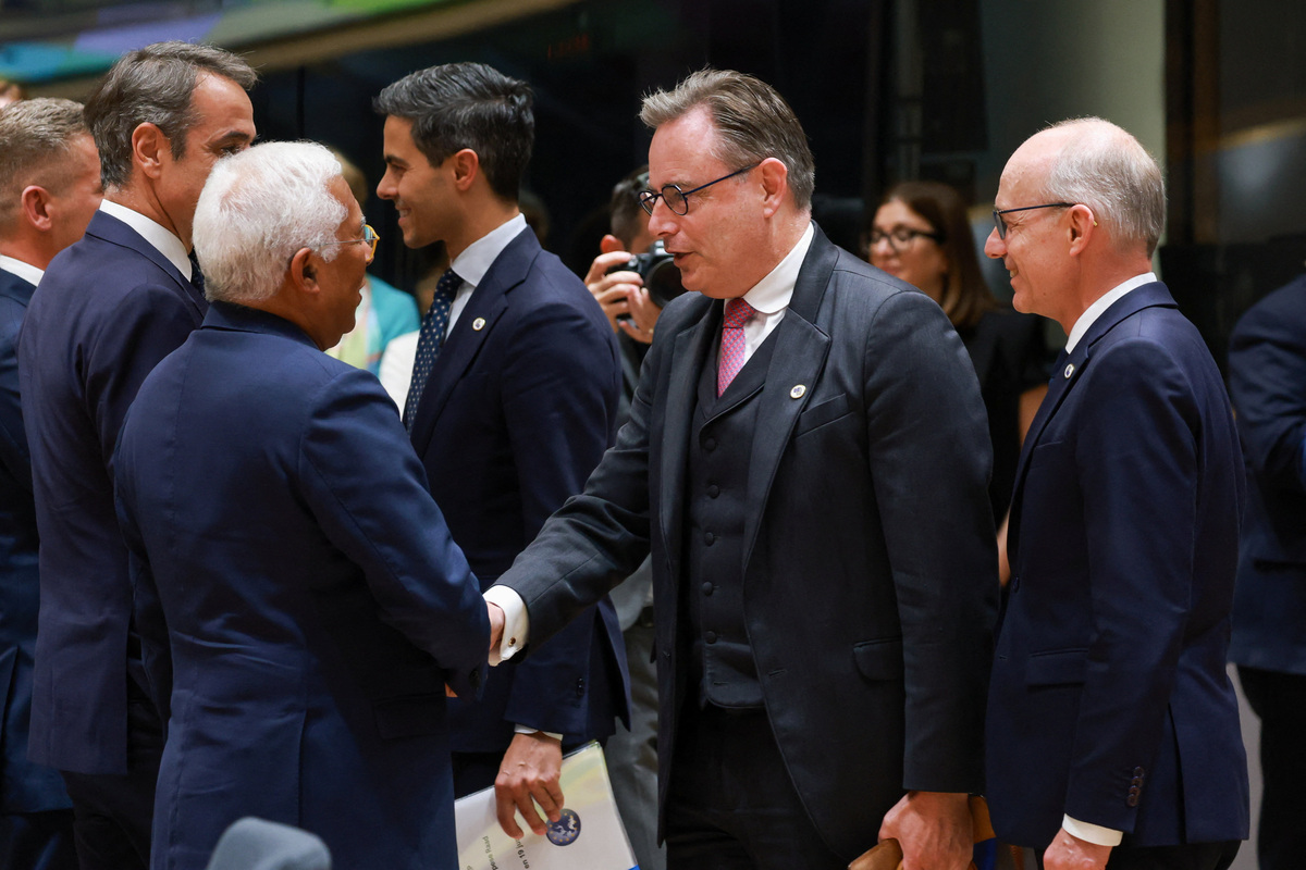 President of the European Council Antonio Costa greets Belgium's Prime Minister Bart De Wever next to Luxembourg's Prime Minister Luc Frieden, Dutch Prime Minister Rob Jetten and Greek Prime Minister Kyriakos Mitsotakis during a summit in Brussels, Belgium, June 18, 2026. REUTERS/Yves Herman