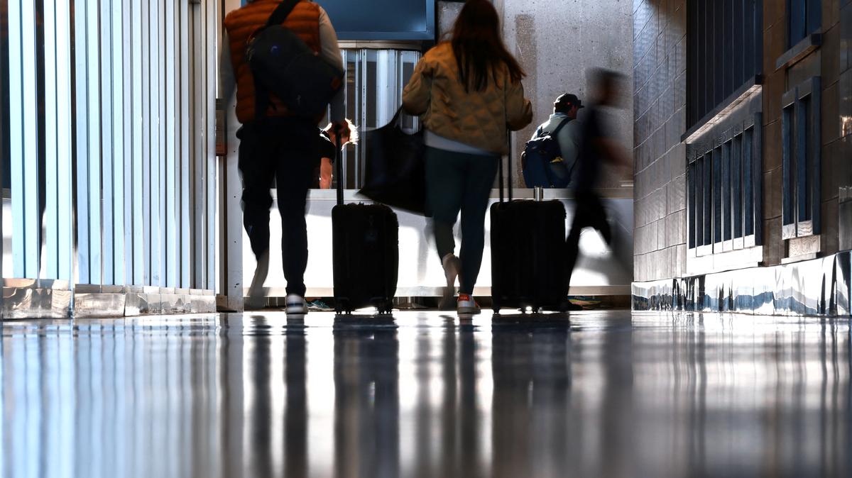 FILE PHOTO: Travelers wait to pass a security checkpoint at Dulles International airport in this file photo, in Dulles, Virginia, U.S. November 13, 2025. REUTERS/Evelyn Hockstein/File Photo