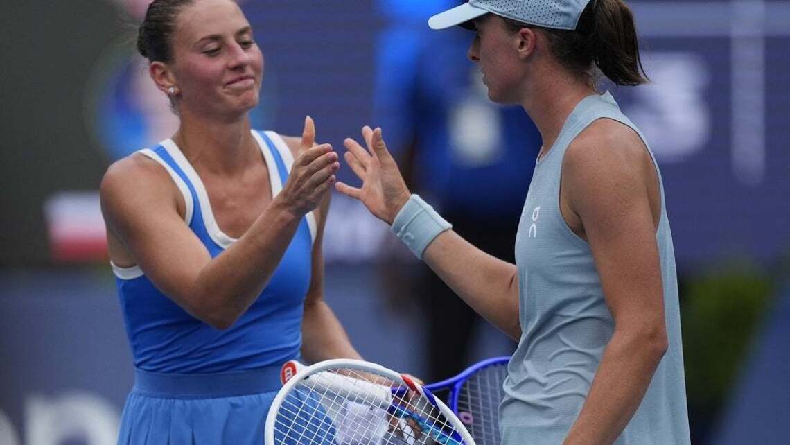 Ekaterina Alexandrova upsets No. 1 Aryna Sabalenka in Toronto 