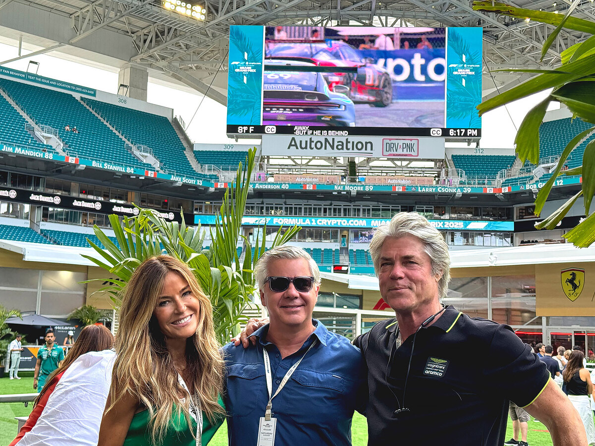 Kelly Bensimon's new man is the one in the middle.
