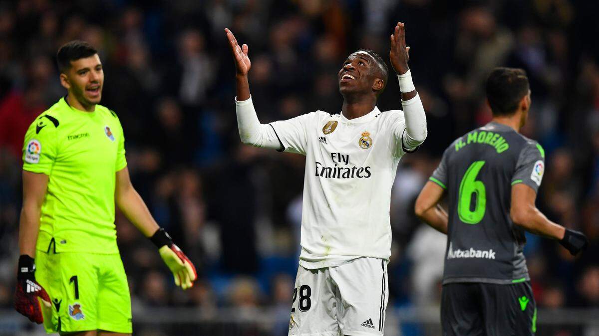 El delantero del Real Madrid Vinicius Junior (centro) protesta una jugada en el partido del domingo ante la Real Sociedad en el Santiago Bernabeu.
