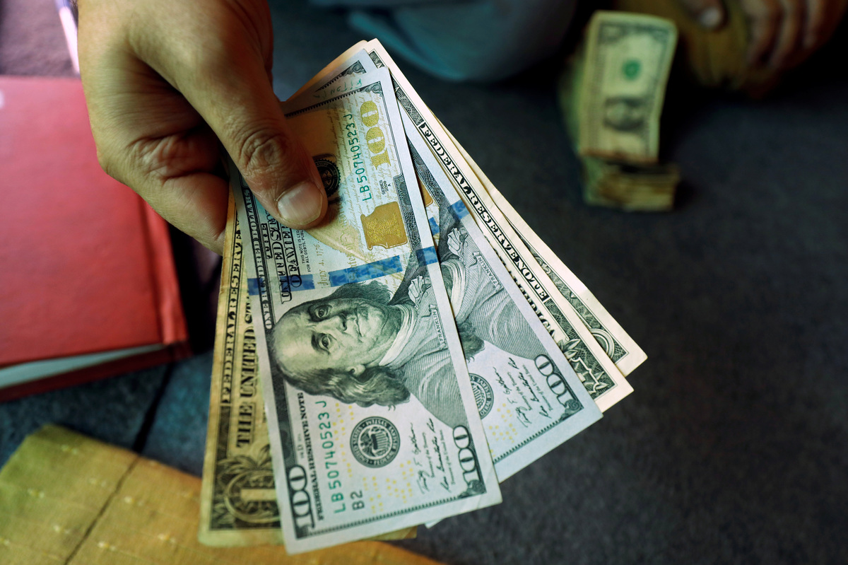 A trader shows U.S. dollar notes at a currency exchange booth in Peshawar, Pakistan December 3, 2018. REUTERS/Fayaz Aziz