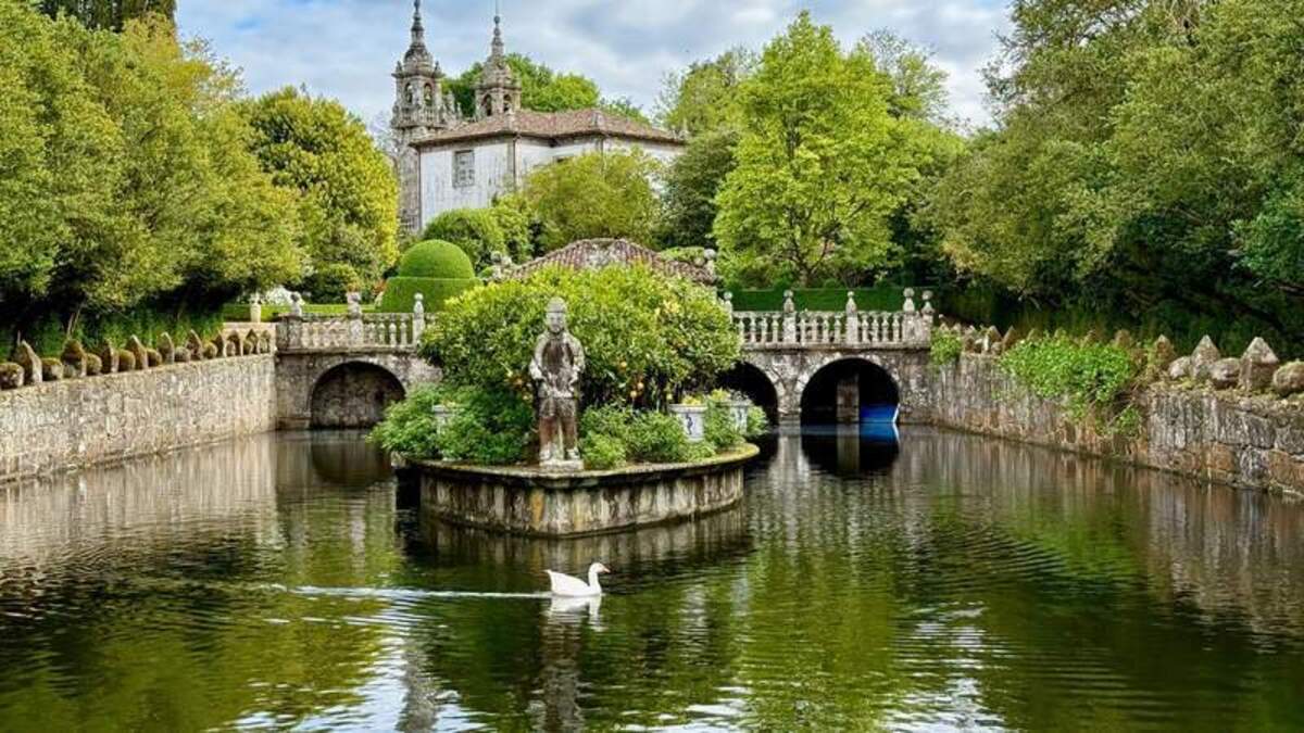  I had the opportunity to meet this lovely goose up close in the Pazo de Oca. Photo credit: Margot Black 