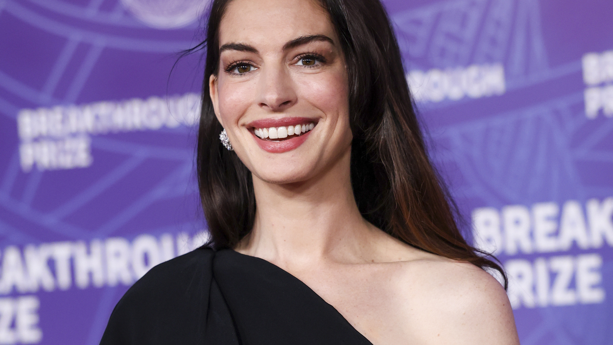 Anne Hathaway's Relaxed Jeans Have Fall's Coolest Denim Detail