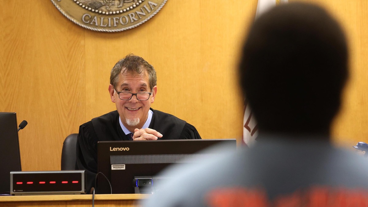 Steve Lopez: In this Hollywood courtroom, defendants are sentenced to get help, and graduations are celebrated
