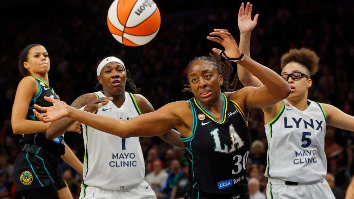 With fourth-quarter rally, Sparks snap Lynx's 10-game win streak