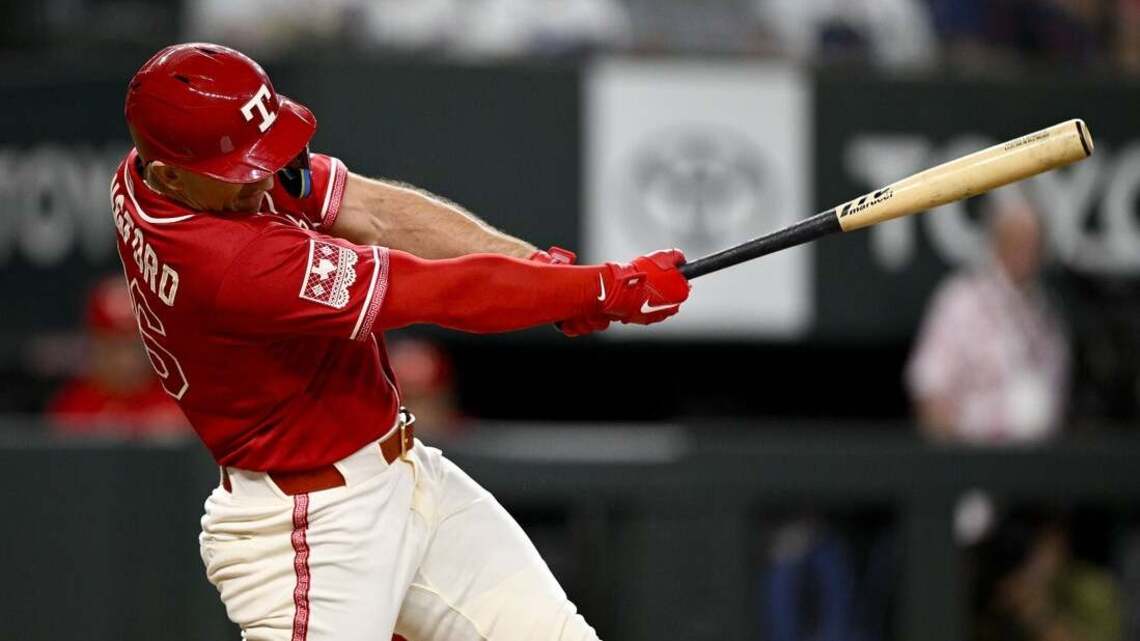 Wyatt Langford helps Rangers uncork 4-run 8th to beat Astros