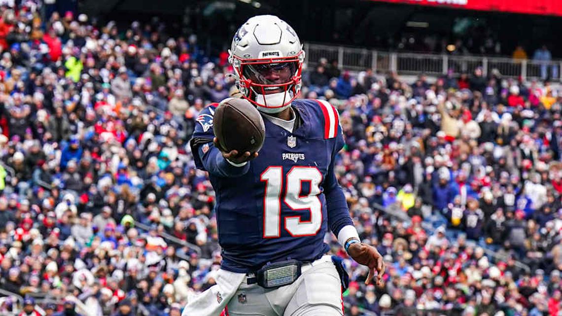  Jan 5, 2025; Foxborough, Massachusetts, USA; New England Patriots quarterback Joe Milton III (19) runs the ball for a touchdown against the Buffalo Bills in the first quarter at Gillette Stadium. Mandatory Credit: David Butler II-Imagn Images | David Butler II-Imagn Images 