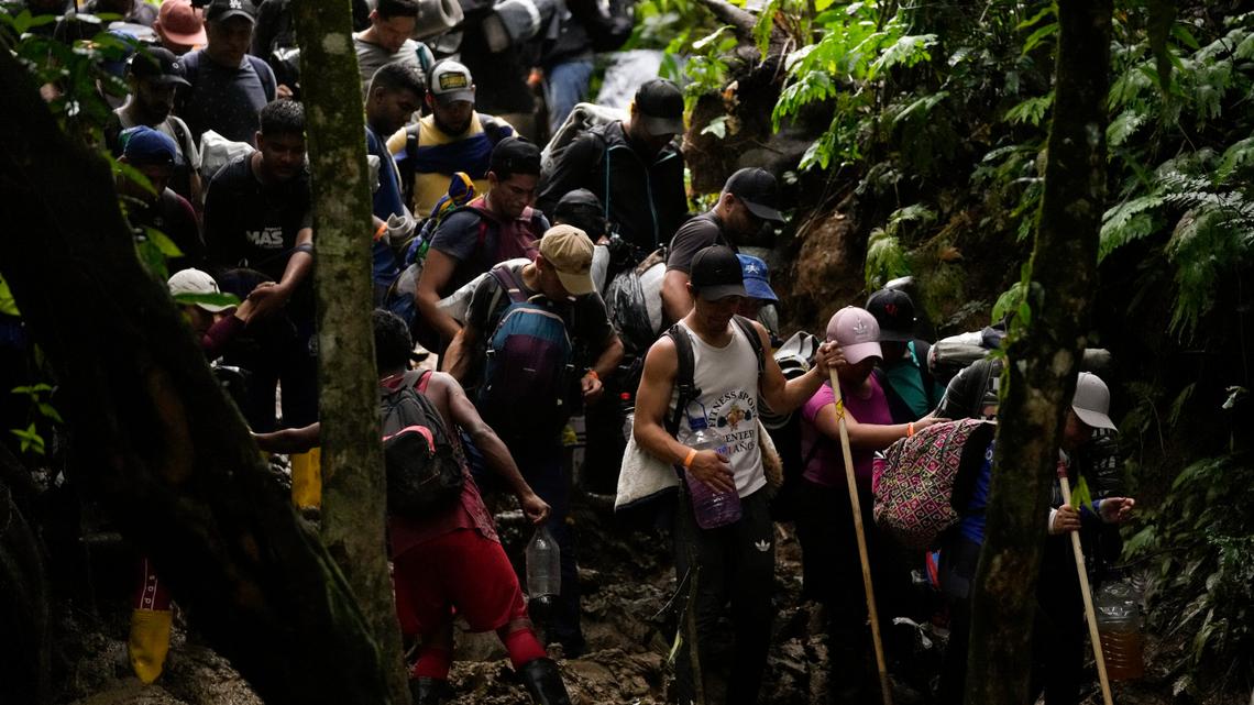 Migrantes, en su mayoría venezolanos, cruzan el Tapón del Darién desde Colombia hacia Panamá con la esperanza de llegar a Estados Unidos, el sábado 15 de octubre de 2022. (Foto AP/Fernando Vergara)