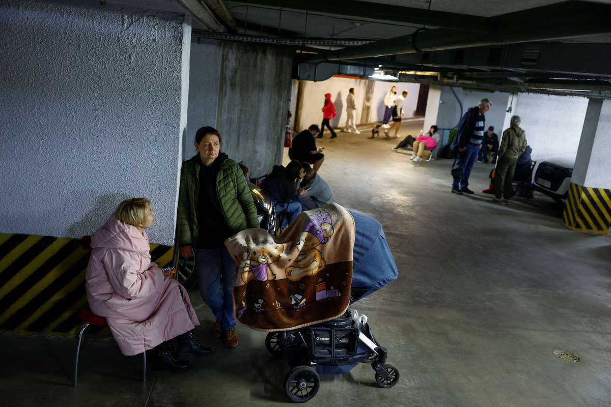 Residents take shelter inside an underground parking during Russian missile and drone strikes, amid Russia's attack on Ukraine, in Kyiv, Ukraine June 15, 2026. REUTERS/Valentyn Ogirenko