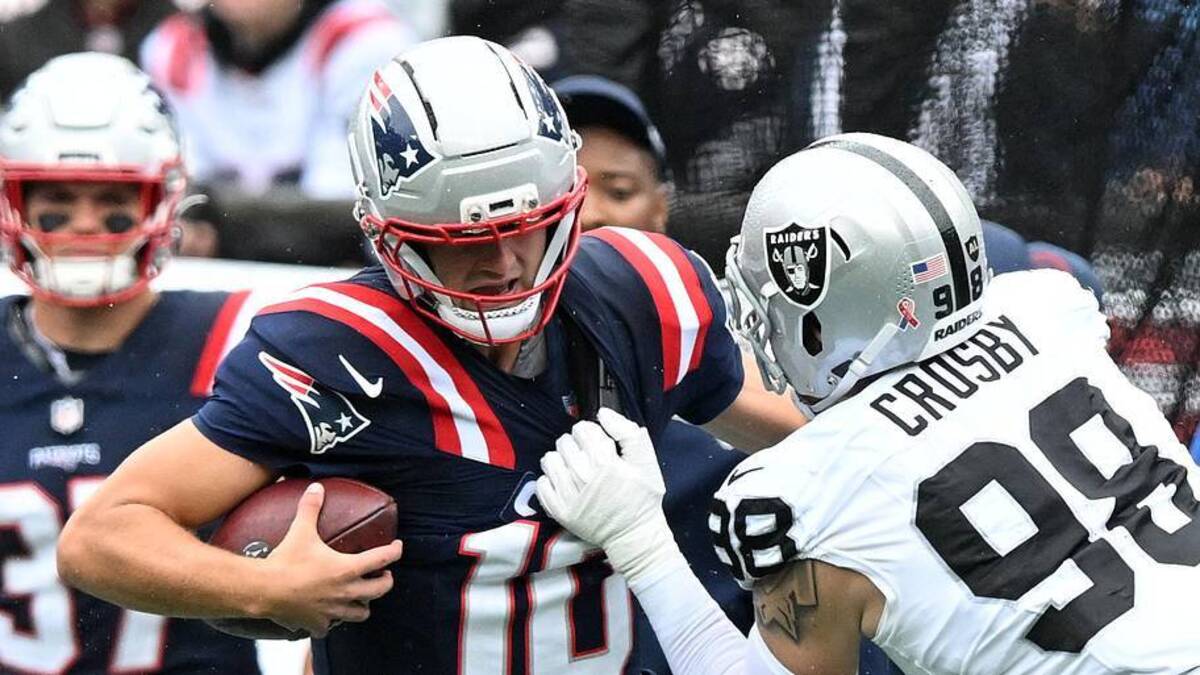  Sep 7, 2025; Foxborough, Massachusetts, USA; New England Patriots quarterback Drake Maye (10) rushes the ball against Las Vegas Raiders defensive end Maxx Crosby (98) in the first half at Gillette Stadium. Mandatory Credit: Brian Fluharty-Imagn Images | Brian Fluharty-Imagn Images 