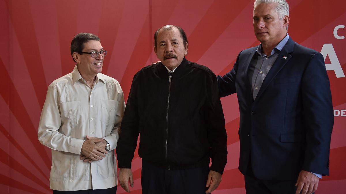 El presidente nicaragüense Daniel Ortega, al centro, posa para una fotografía con el mandatario cubano Miguel Díaz-Canel, a la derecha, y el canciller cubano Bruno Rodríguez, durante la Cumbre del ALBA en el Palacio de la Revolución en La Habana, Cuba, el martes 14 de diciembre de 2021. (Adalberto Roque, Pool Photo vía AP)