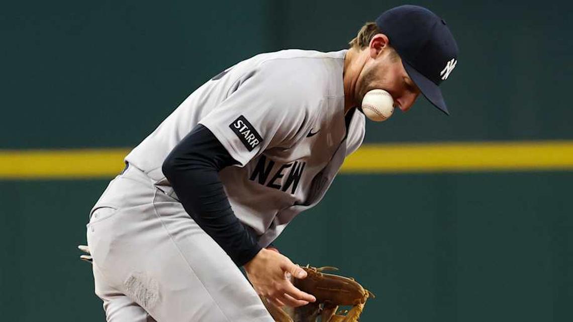  New York Yankees third baseman Ryan McMahon (19) fields the ball off his face during the ninth inning against the Texas Rangers at Globe Life Field. | Kevin Jairaj-Imagn Images 