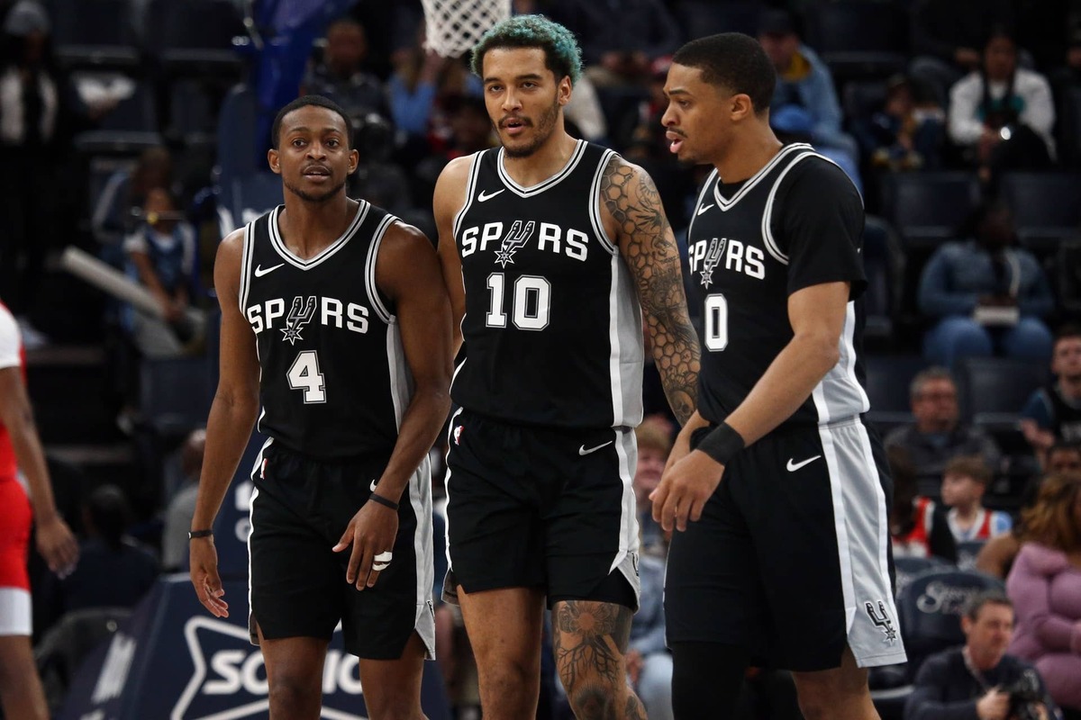  San Antonio Spurs forward Jeremy Sochan (10) reacts with guard De'Aaron Fox (4) and forward Keldon Johnson (0) against the Memphis Grizzlies at FedExForum. © Petre Thomas-Imagn Images
