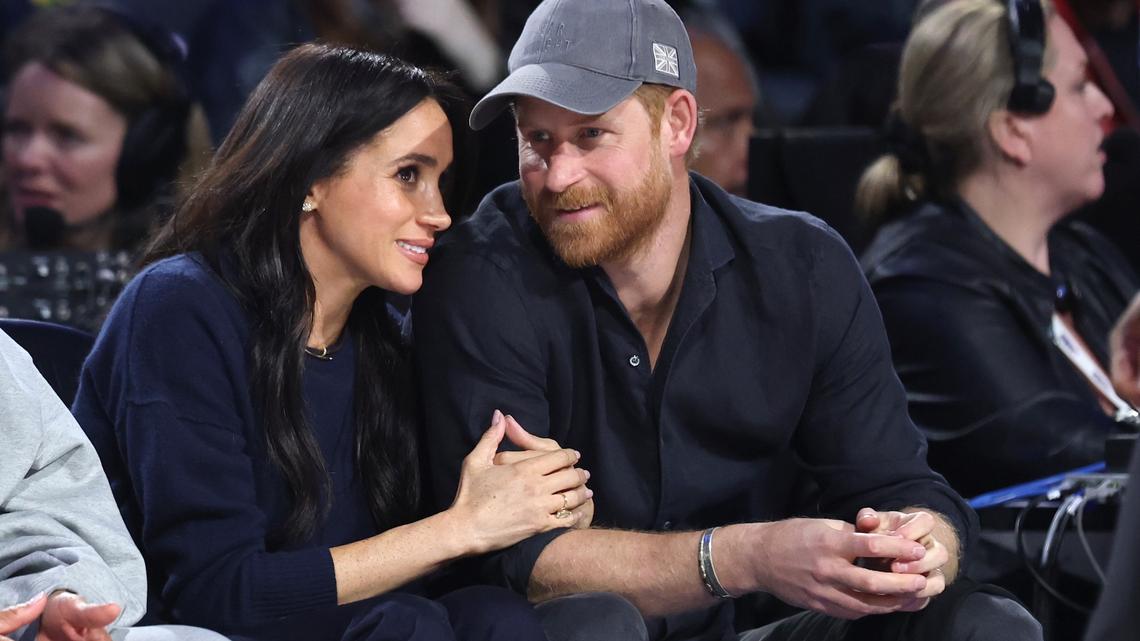 Meghan Markle comparte video del príncipe Harry enseñando a su hijo Archie a esquiar 