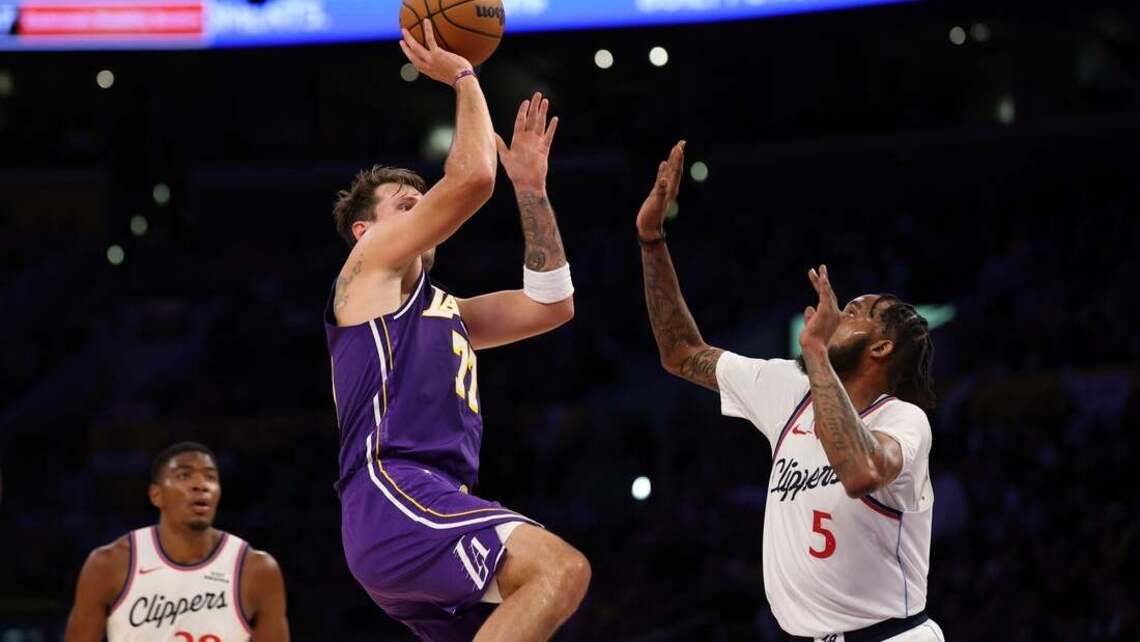 Lakers ride 39-point 3rd quarter to surge past Clippers  