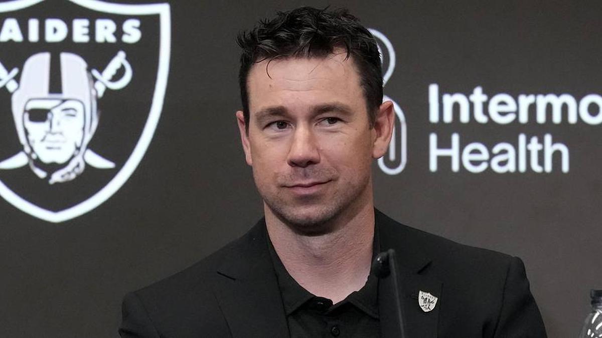  Apr 24, 2026; Henderson, NV, USA; Las Vegas Raiders coach Klint Kubiak at press conference at Intermountain Health Performance Center. Mandatory Credit: Kirby Lee-Imagn Images | Kirby Lee-Imagn Images 