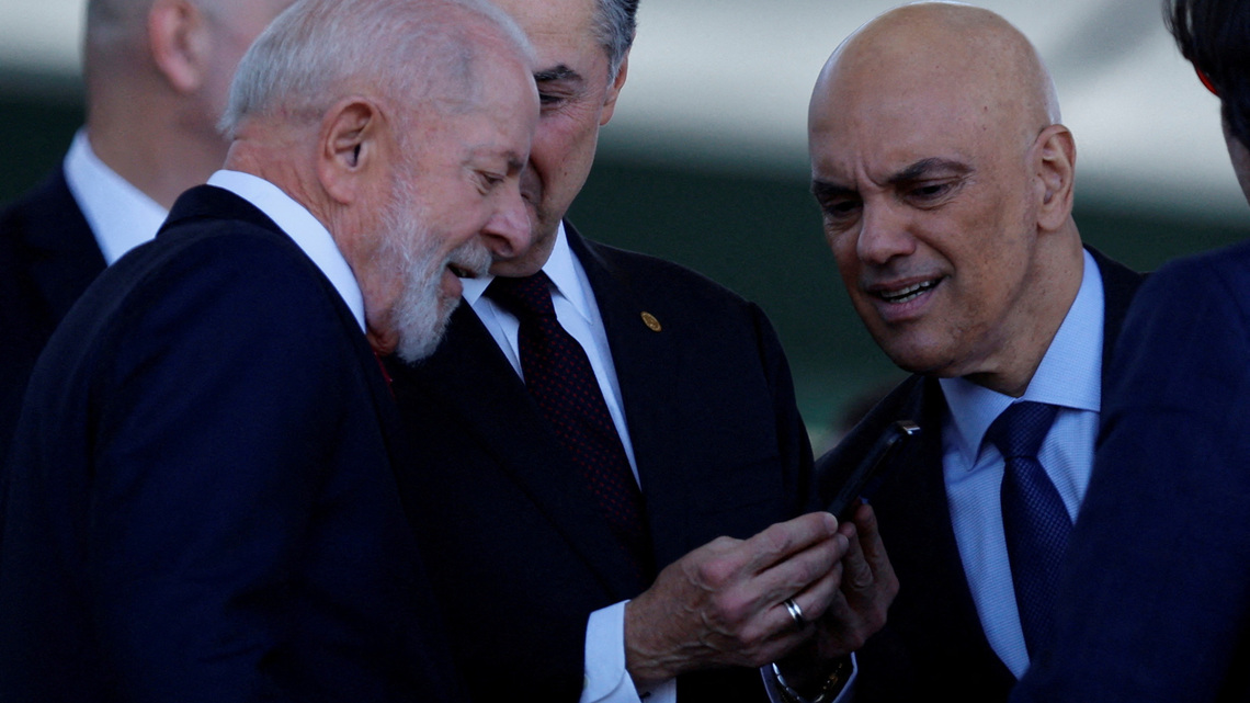 With his first smartphone, Lula seeks to catch up to Brazil's online generation 