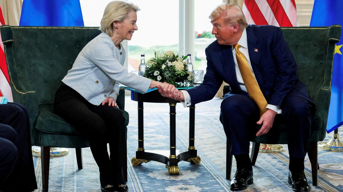 FILE PHOTO: U.S. President Donald Trump shakes hands with European Commission President Ursula von der Leyen, in Turnberry, Scotland, Britain, July 27, 2025. REUTERS/Evelyn Hockstein/File Photo